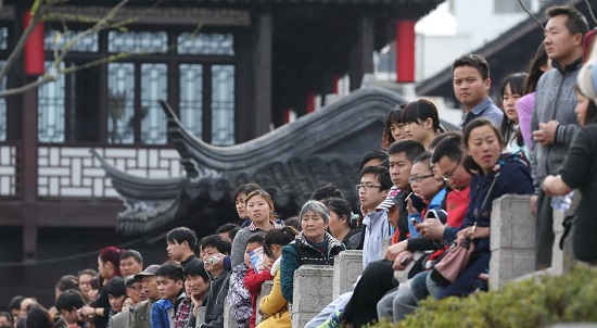 清明假期第二天 南京夫子廟游客爆滿