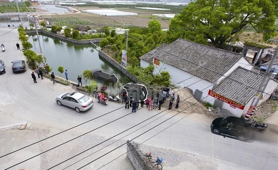 樂清一輛越野車開進河塘 酒駕越野車翻進河塘5人遇難