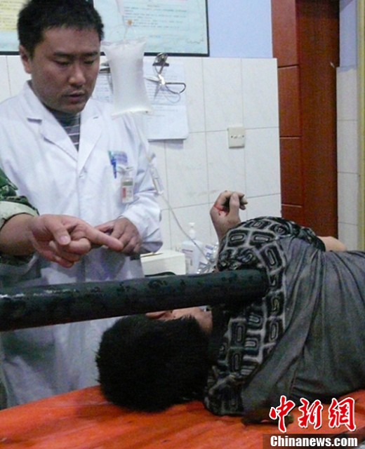 男子墜樓被燈柱穿胸
