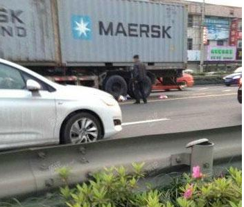 女嬰被扔進(jìn)車流遭碾死 母親把孩子扔到馬路上被碾死