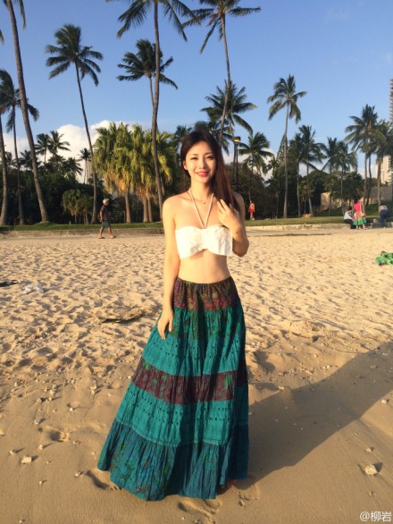 柳巖沙灘照 長發長裙光腳丫