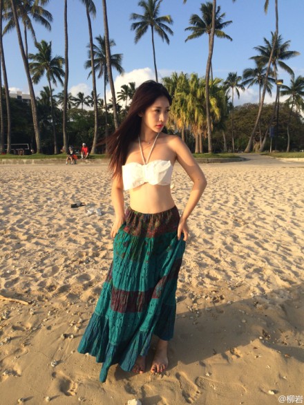 柳巖沙灘照 長發長裙光腳丫