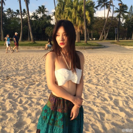 柳巖沙灘照 長發長裙光腳丫