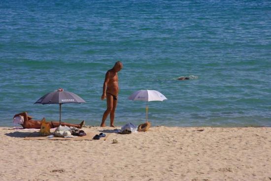 海南三亞海灘再現(xiàn)x曬者