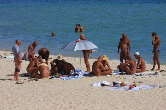 海南三亞海灘再現(xiàn)x曬者