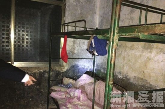 9歲男童被紅領(lǐng)巾勒死 紅領(lǐng)巾系在鐵床上把自己勒死