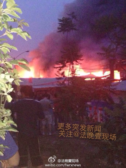市場(chǎng)上空濃煙和火光漫天
