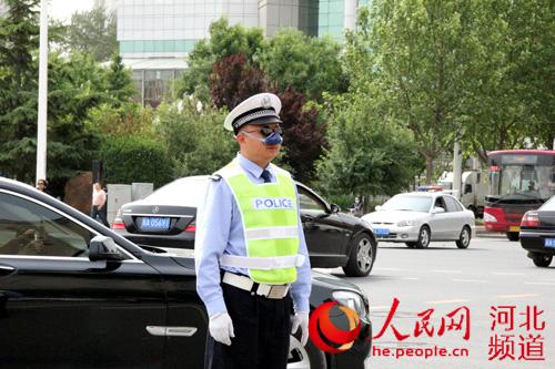 石家莊交警佩戴鼻用空氣凈化器好搞笑