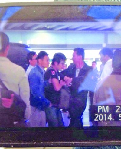 劉強東機場與記者起沖突