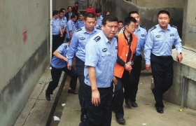 搶劫殺人后上班的犯罪嫌疑人伍濤指認現(xiàn)場