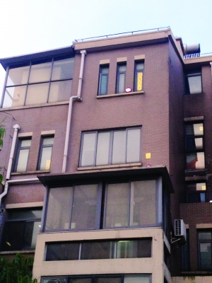 住戶外墻裝照妖鏡