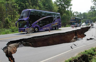 泰國5月5日地震造成公路