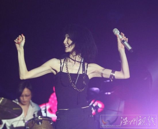 草莓音樂節(jié)張曼玉演唱《甜蜜蜜》走音