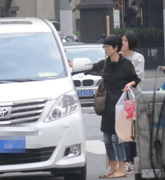 馬伊琍為大女兒買學(xué)習用品