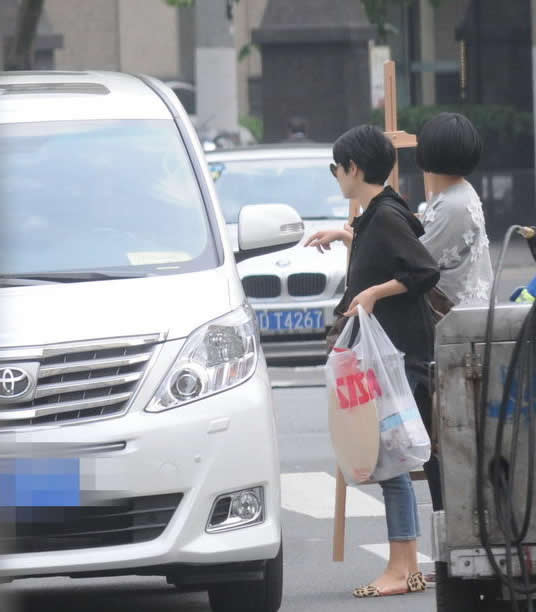 馬伊琍為大女兒買學(xué)習用品