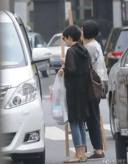 馬伊琍為大女兒買學(xué)習用品