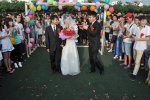大學生畢業前操場辦婚禮