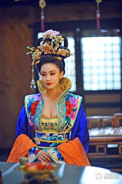 張馨予酥胸半露