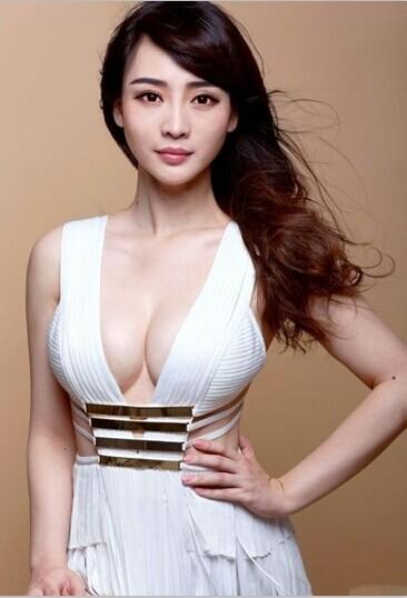 柳巖稱自己胸不大，是正常身材。
