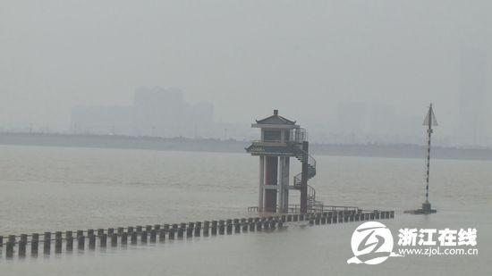 杭州錢(qián)塘江觀(guān)潮1男2女被潮水卷走