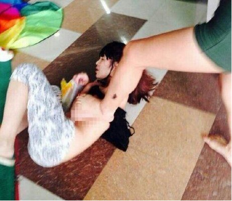 疑為小三女子被扒光群毆