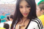 中國乳神胸夾手機 足球寶貝樊玲用豪乳夾手機