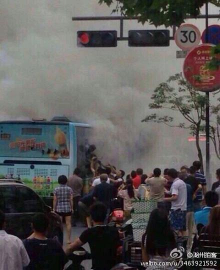 公交車起火現(xiàn)場圖片