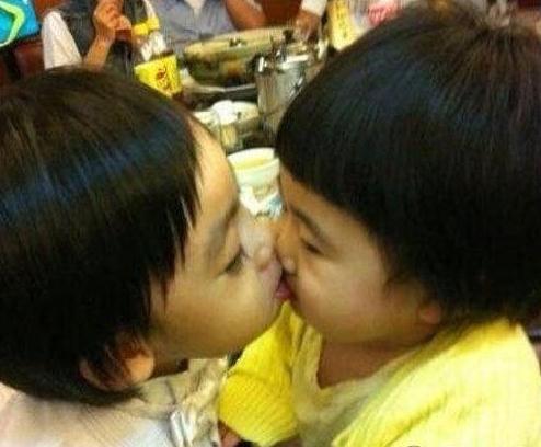 曹格女兒親吻kimi照片
