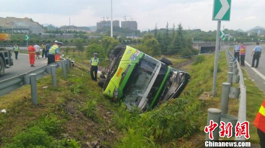 臨安高速客車(chē)側(cè)翻車(chē)禍