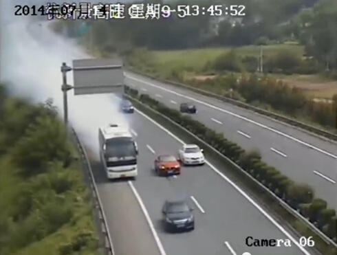 杭新景高速客車冒煙后繼續行走十公里