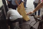 溫州城管幫年邁攤販賣貨 19日城管幫老人賣貨獲贊
