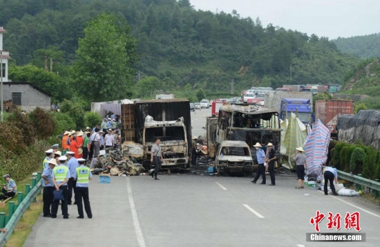 現(xiàn)場五輛車全部被燒成空殼