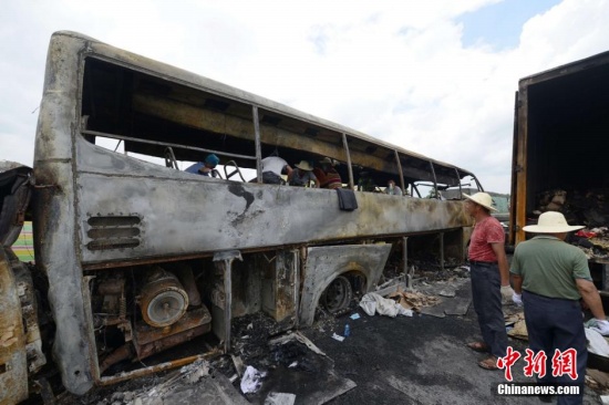 載有53人的大巴車