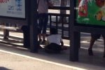 摸腿乞丐再現寧波公交站 專鉆女孩子裙底摸大腿