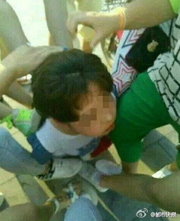 女生被扒光上衣遭群毆