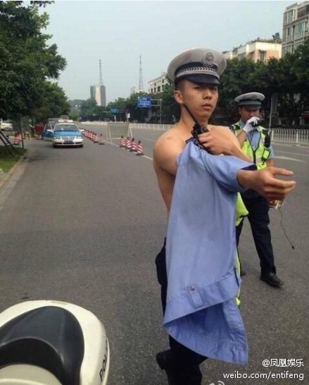 交警脫衣罵人秀身材