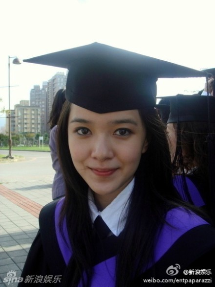 郭采潔大學畢業(yè)照