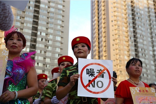 西安廣場舞大媽宣誓降低小區噪音