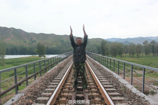 鐵路淹沒農民冒死攔火車