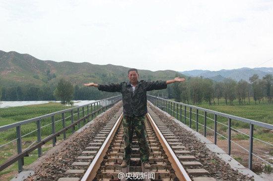 鐵路淹沒農民冒死攔火車