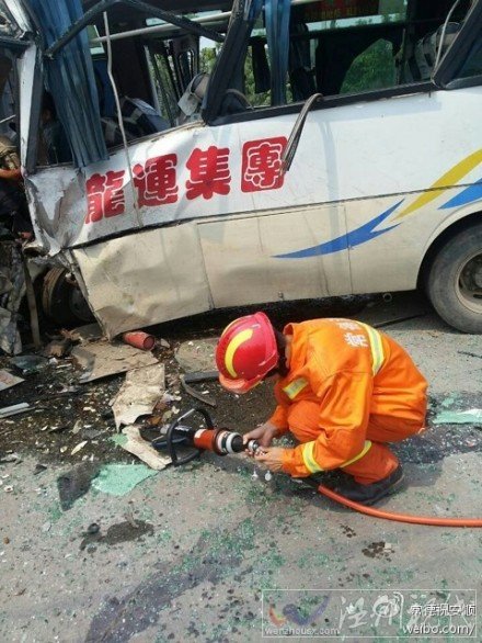 臨崗公路加油站旁發生慘烈車禍