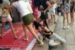 疑為小三女子被扒光群毆 群眾圍觀拍照