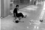 四歲男童趴睡男子身旁乞討
