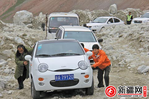 新疆獨庫公路發生泥石流