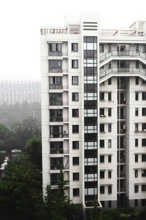 杭州最牛群租樓9套房子隔成63間住進上百人