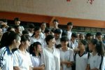 林青霞現身中學做演講和學生合影