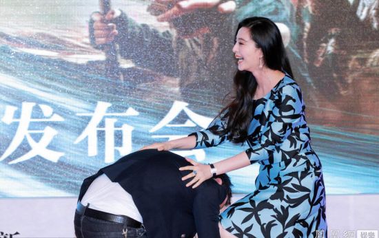 黃曉明范冰冰亮相《白發(fā)魔女傳奇》首映會(huì)
