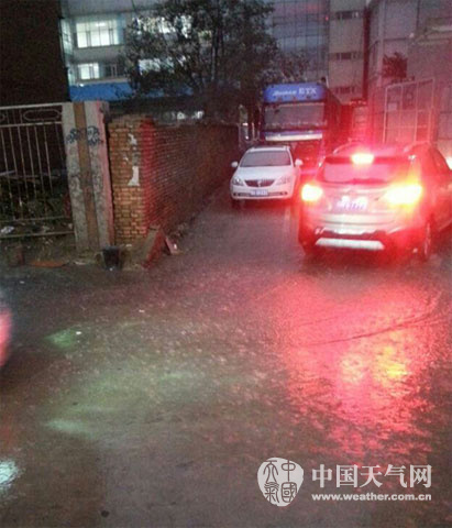 呼和浩特現(xiàn)短時強(qiáng)降水
