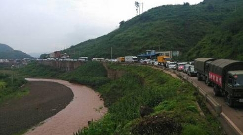 魯甸縣疾控中心運送消毒藥品車輛被堵在途中