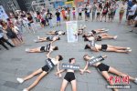 成都春熙路美女集體倒地為哪般
